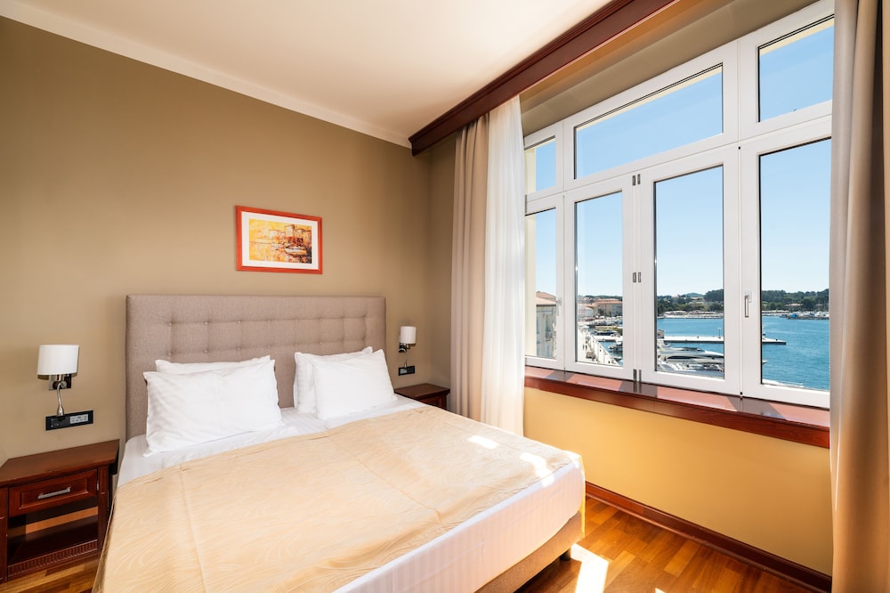 PREMIUM, DOUBLE BED, CITY VIEW
