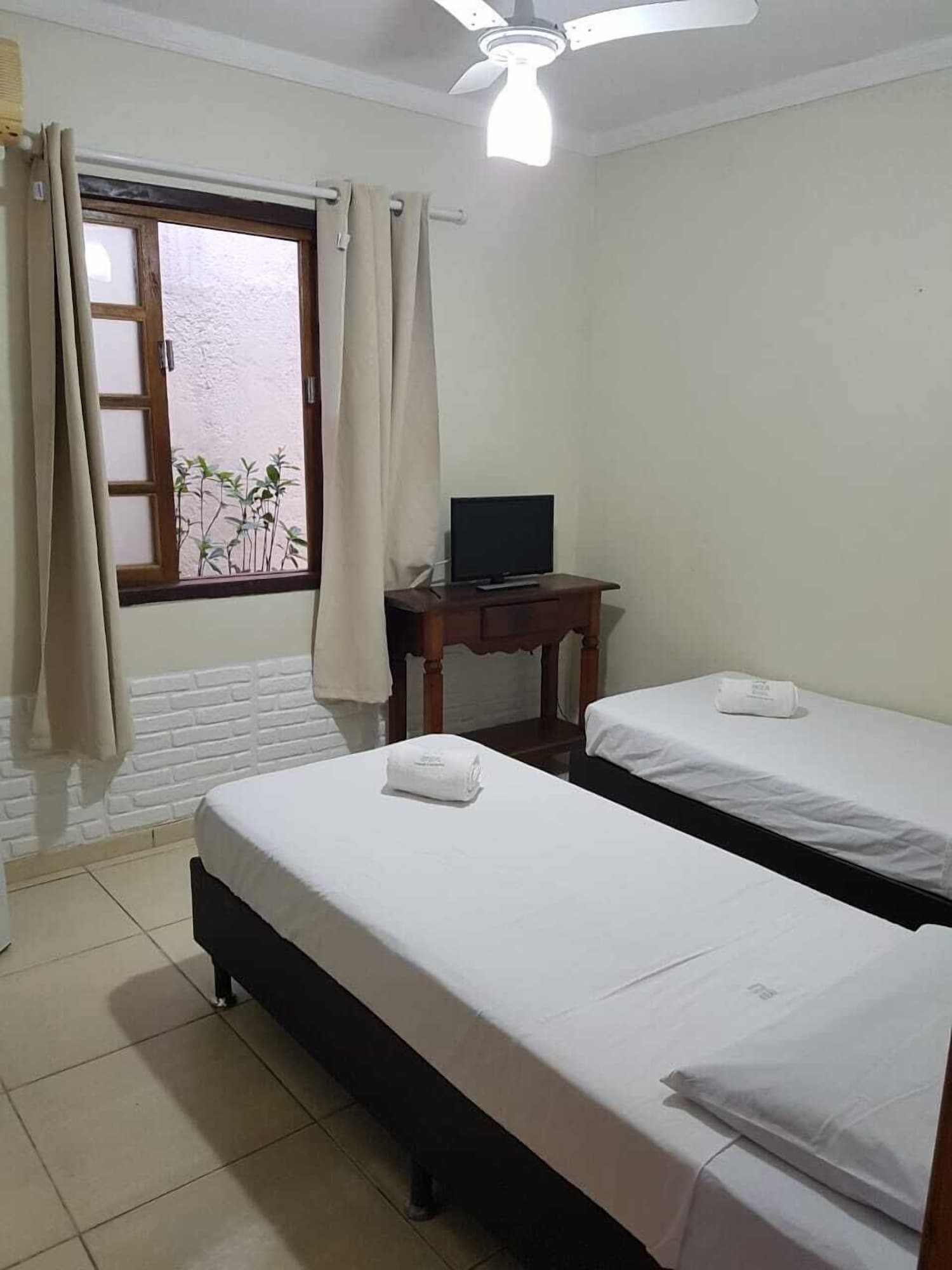 ROOM, SINGLE
