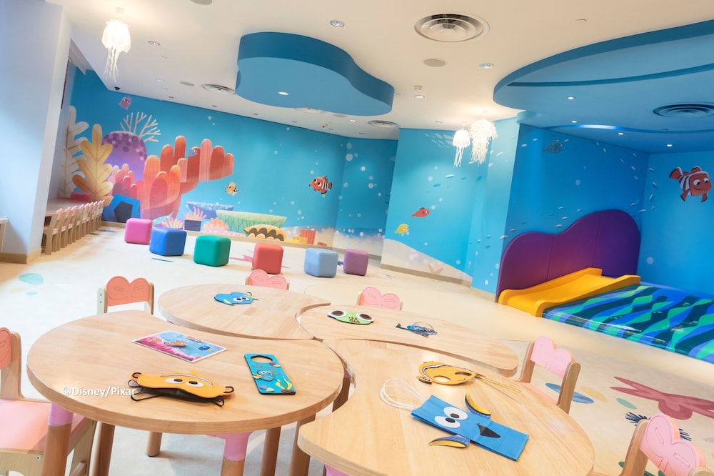 Disney Explorers Lodge 45/57