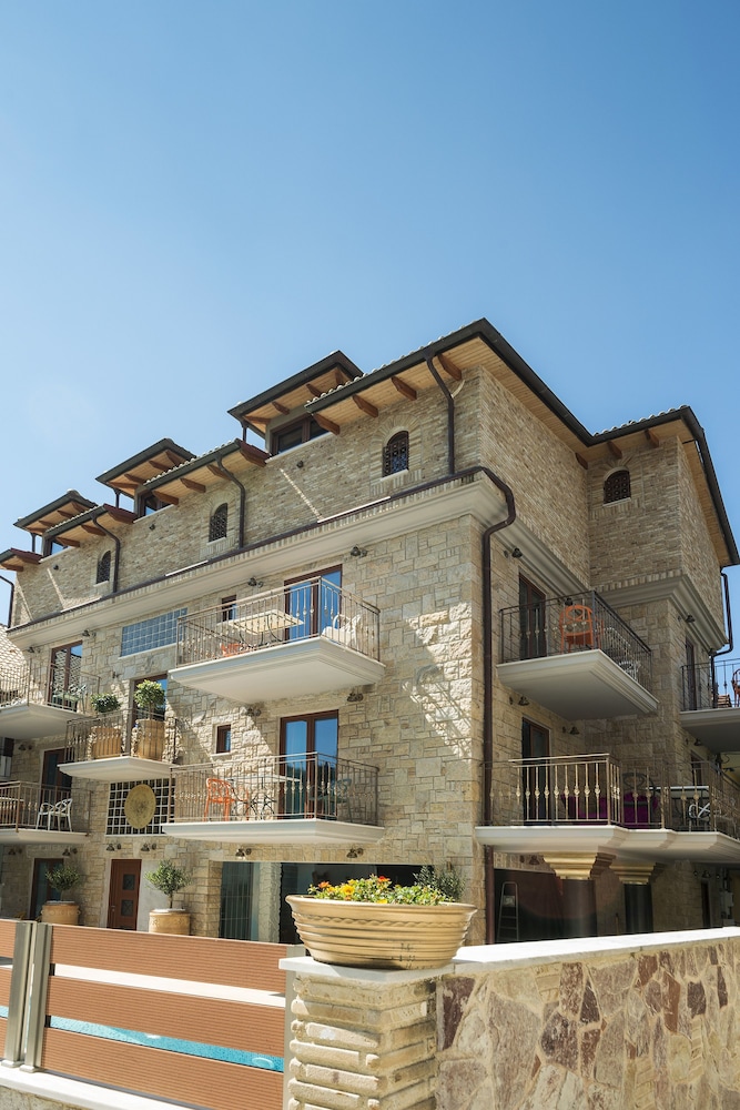 Leda Suites 5/50