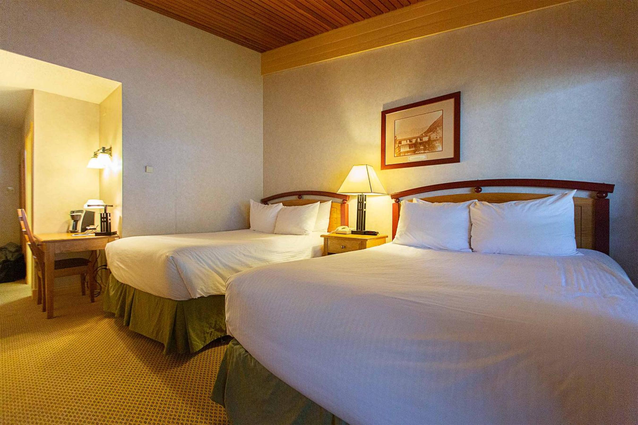 غرفة بسرير كوين بإطلالة على المسبح، Fairmont Hot Springs Resort 3/4