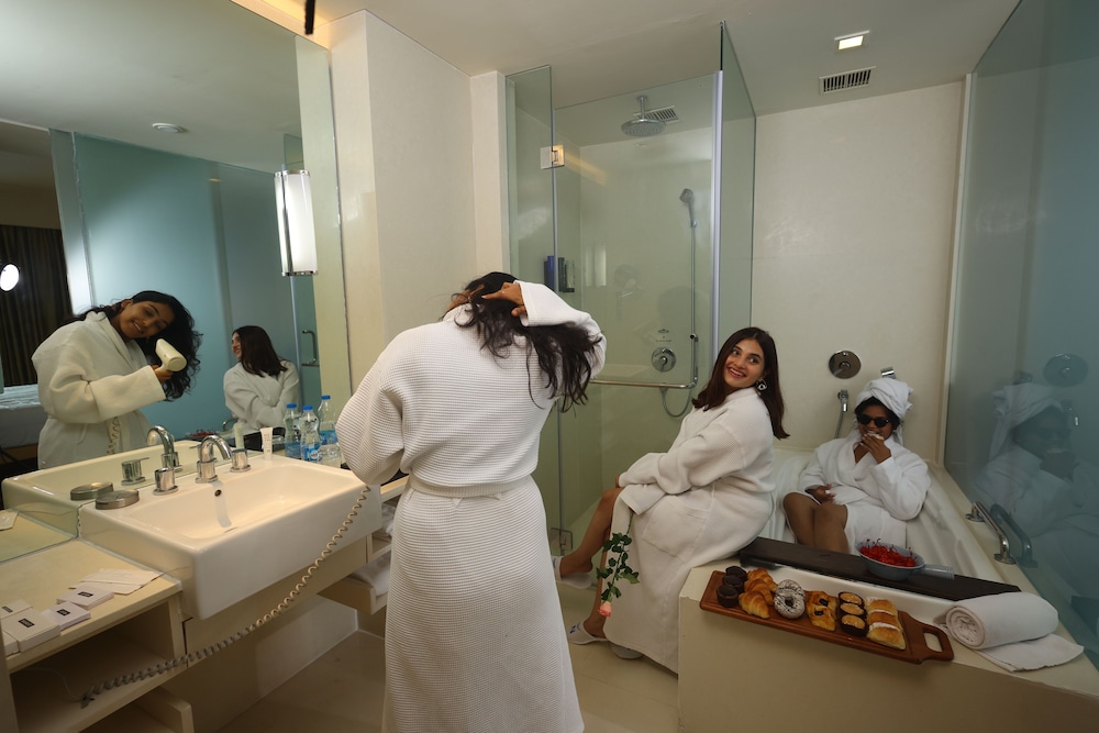 غرفة بريميير بسرير كينج بإطلالة على المسبح مع دخول الصالة، NOVOTEL HYDERABAD AIRPORT 7/7