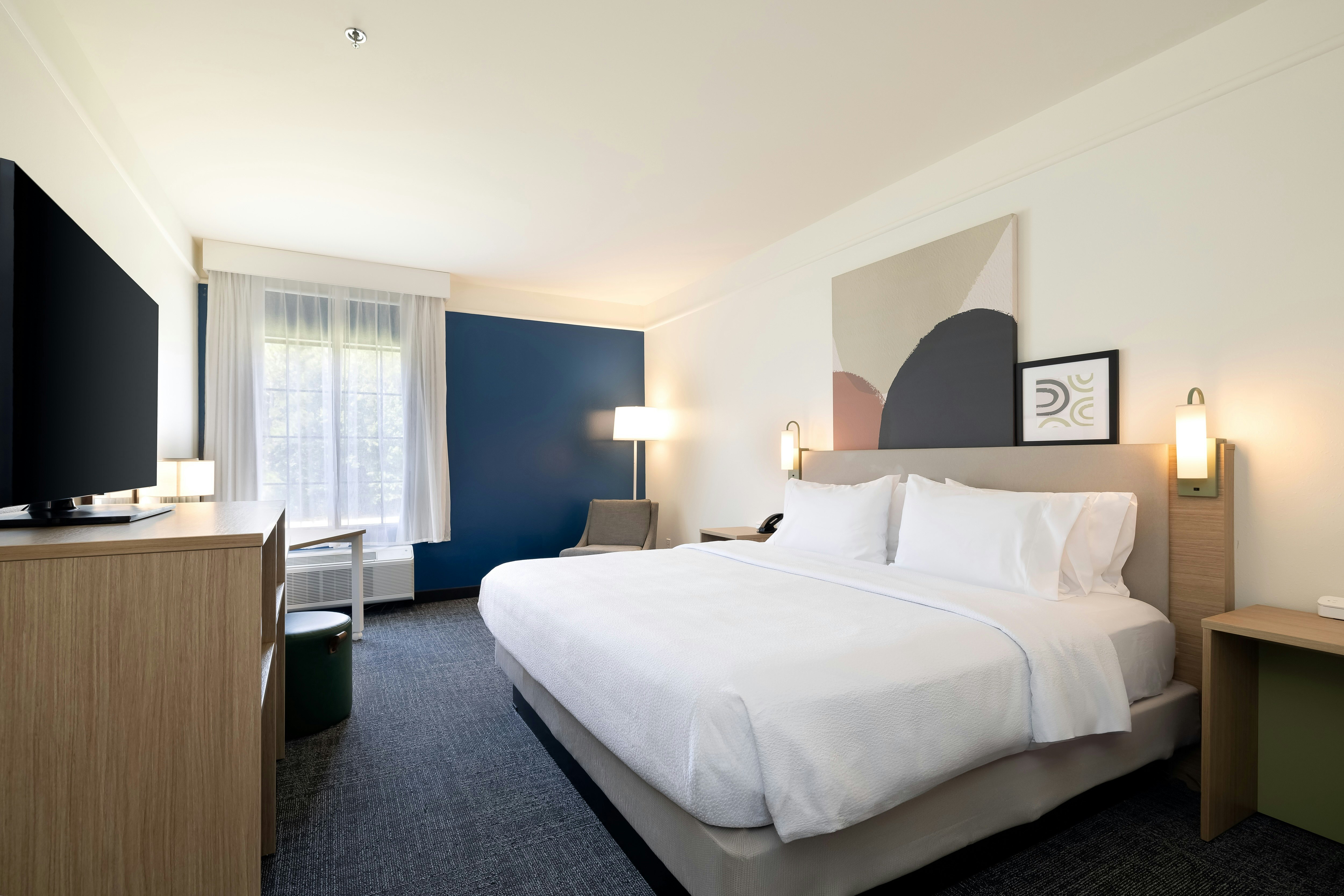SUITE, KING BED, ACCESSIBLE