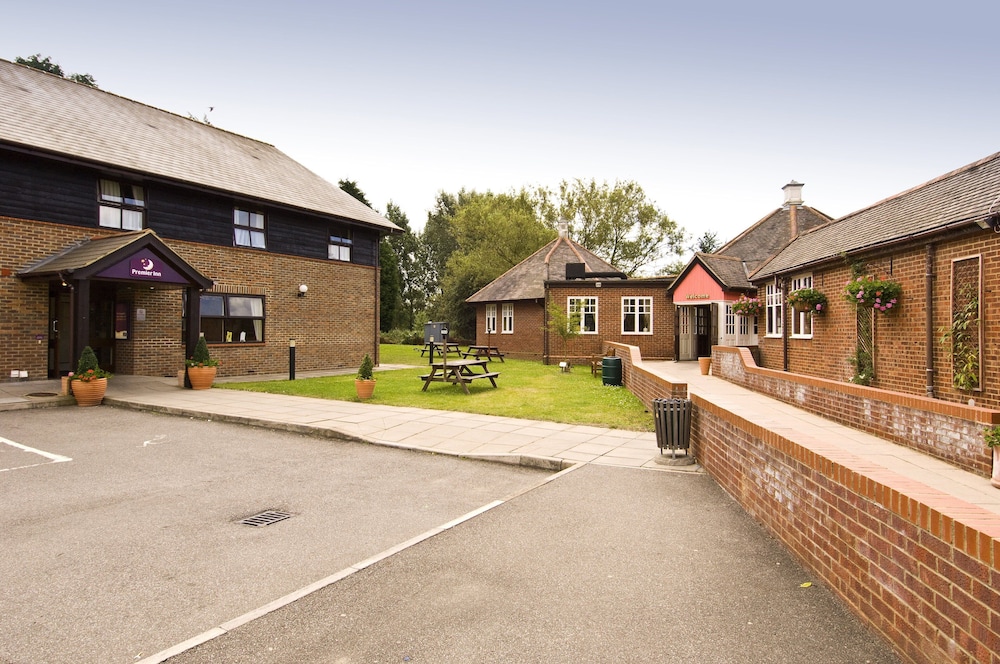 Premier Inn Farnborough West (Southwood) 33/38