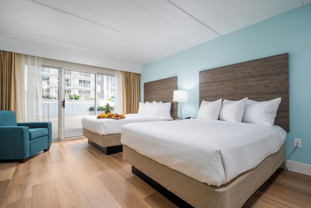 SUITE, POOL FLOOR