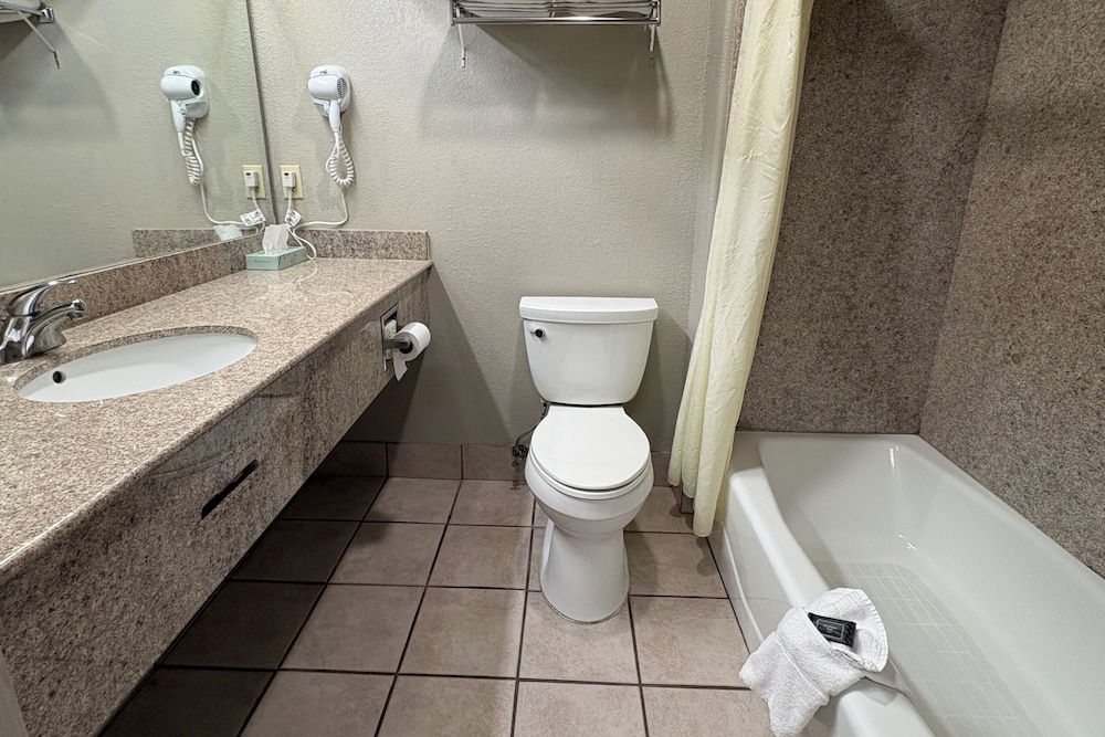 Room, 2 King Beds, Kitchenette, Accessible 7/10
