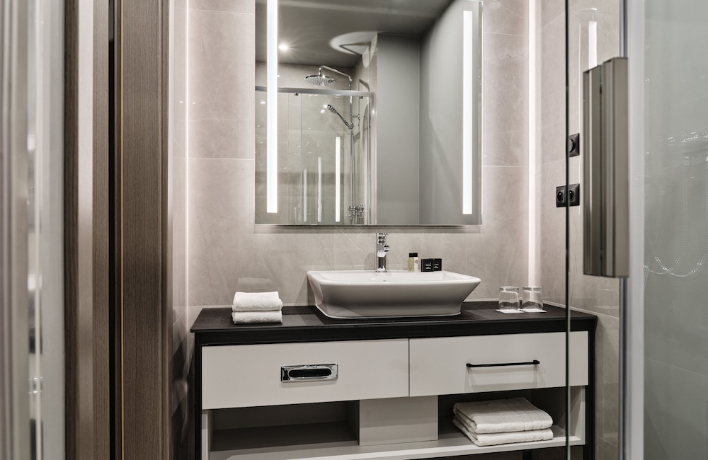 Deluxe, Queen Bed, Leonardo Royal Hotel Warsaw 9/10