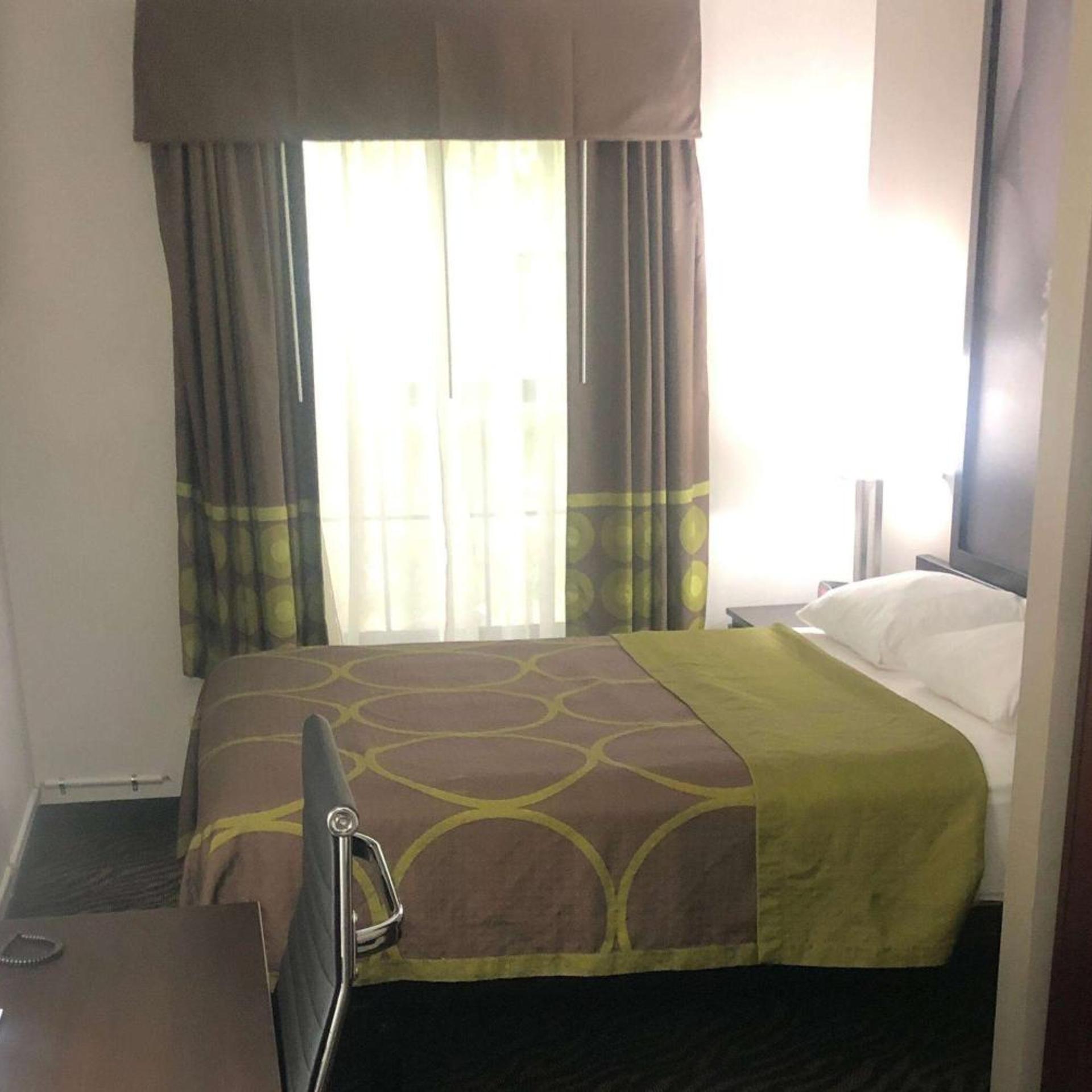 Cruise, Queen Bed