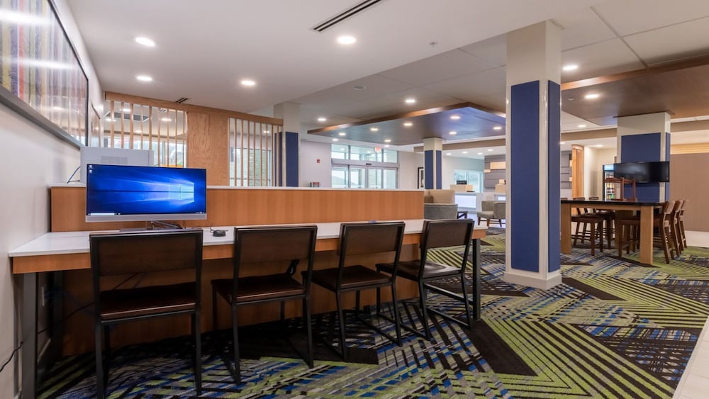 Holiday Inn Express Suites Marion 10/59