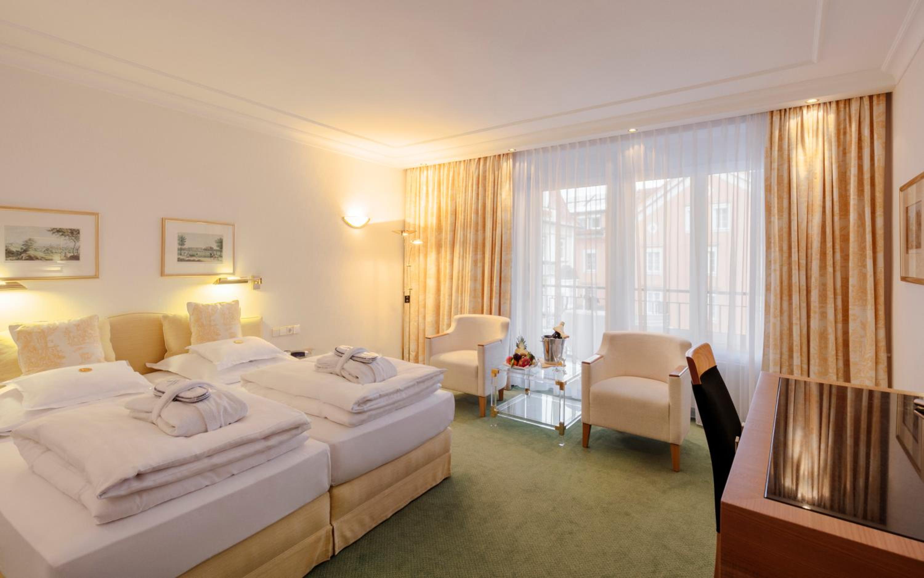 غرفة بسرير مزدوج بإطلالة على الحديقة، Bayerischer Hof 2/7