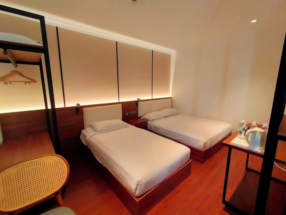OYO 998 Queen City Hotel 40/50