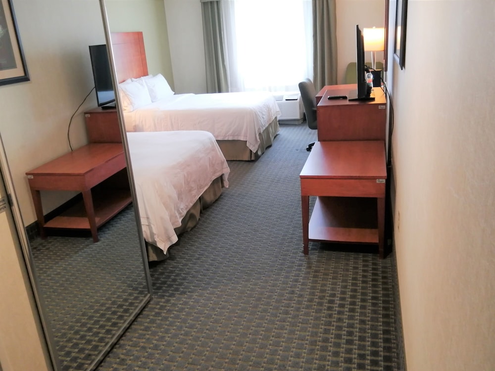 Holiday Inn Express Hotel and Suites Toluca Zona Aeropuerto 32/72