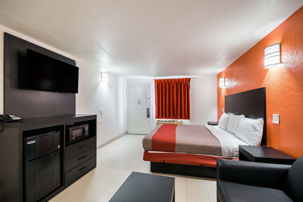 DELUXE, KING BED