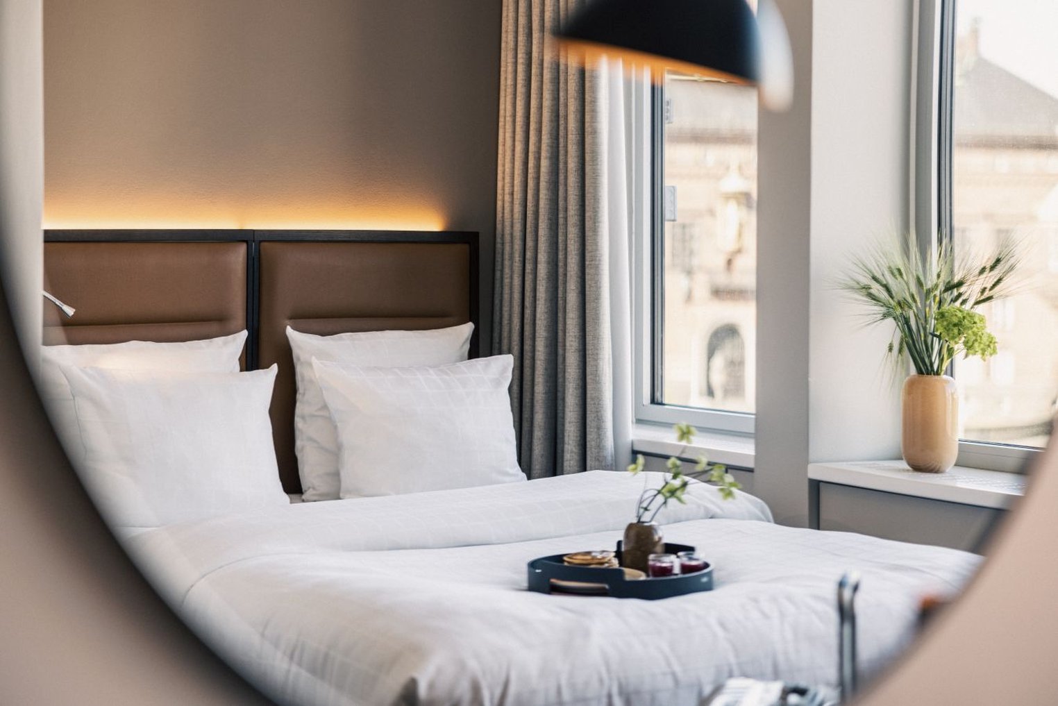 Square Hotel 12/43