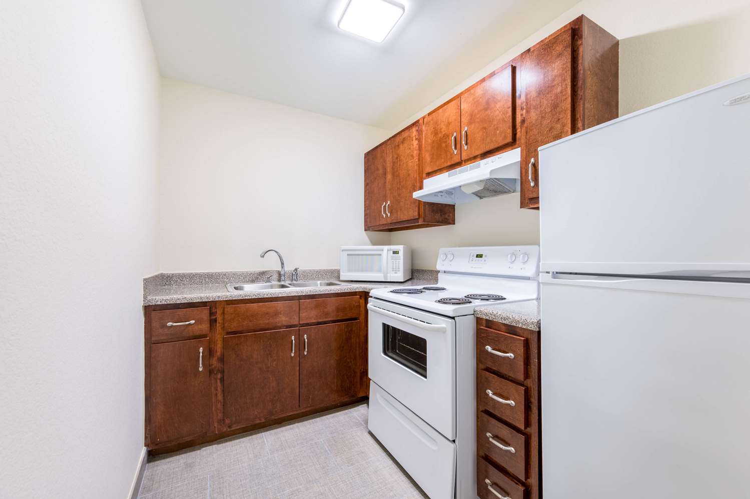 Efficiency, Suite, King Bed، Clarion Pointe Madison-Huntsville 4/4