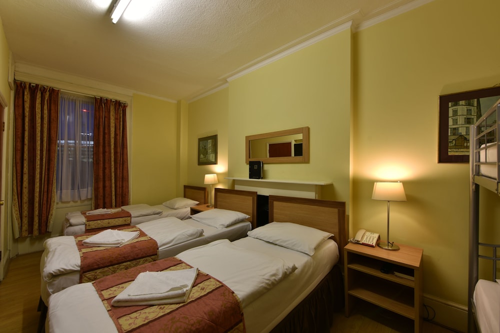 ROOM, QUADRUPLE