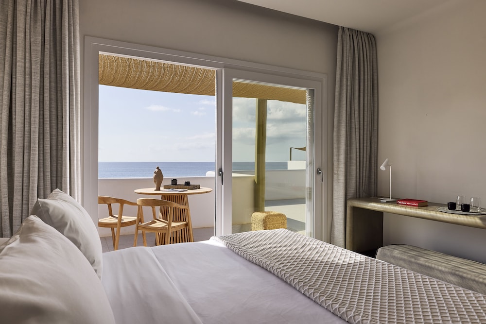 Artemis Seaside Resort 10/82