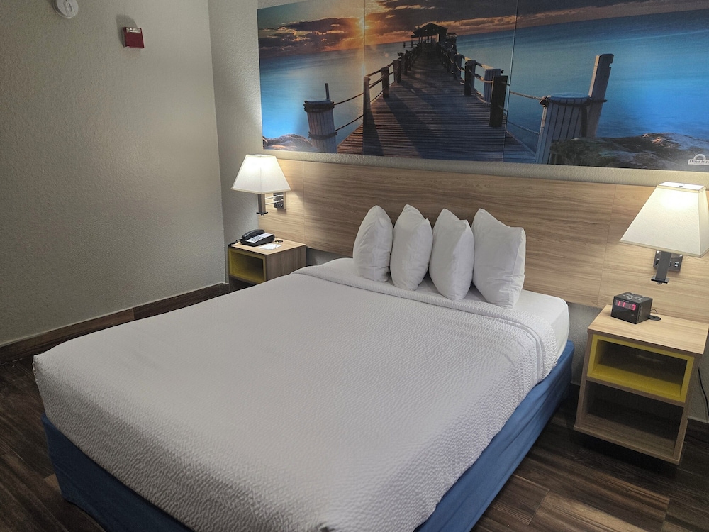 غرفة بسرير كوين، Days Inn And Suites By Wyndham Tampa Raymond James Stadium 10/10