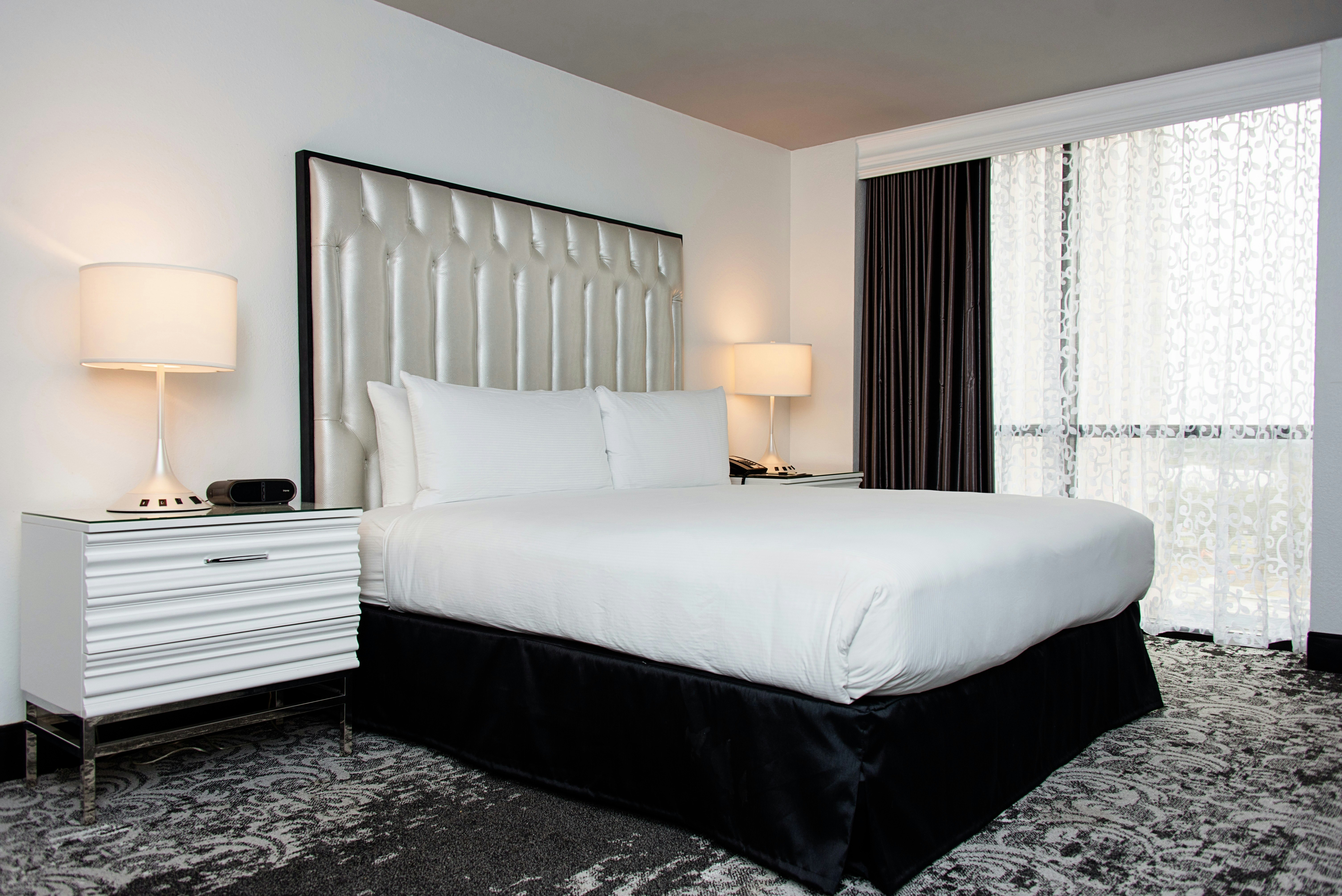 JUNIOR SUITE, KING BED, LIVING AREA