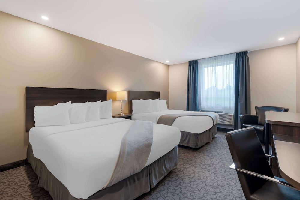 غرفة قياسية بسريرين كوين، Villa Inn and Suites, SureStay Collection By Best Western 2/8