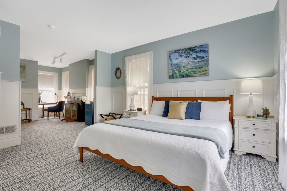 Deluxe, Suite, 1 King and 1 Single Beds, Private Bathroom