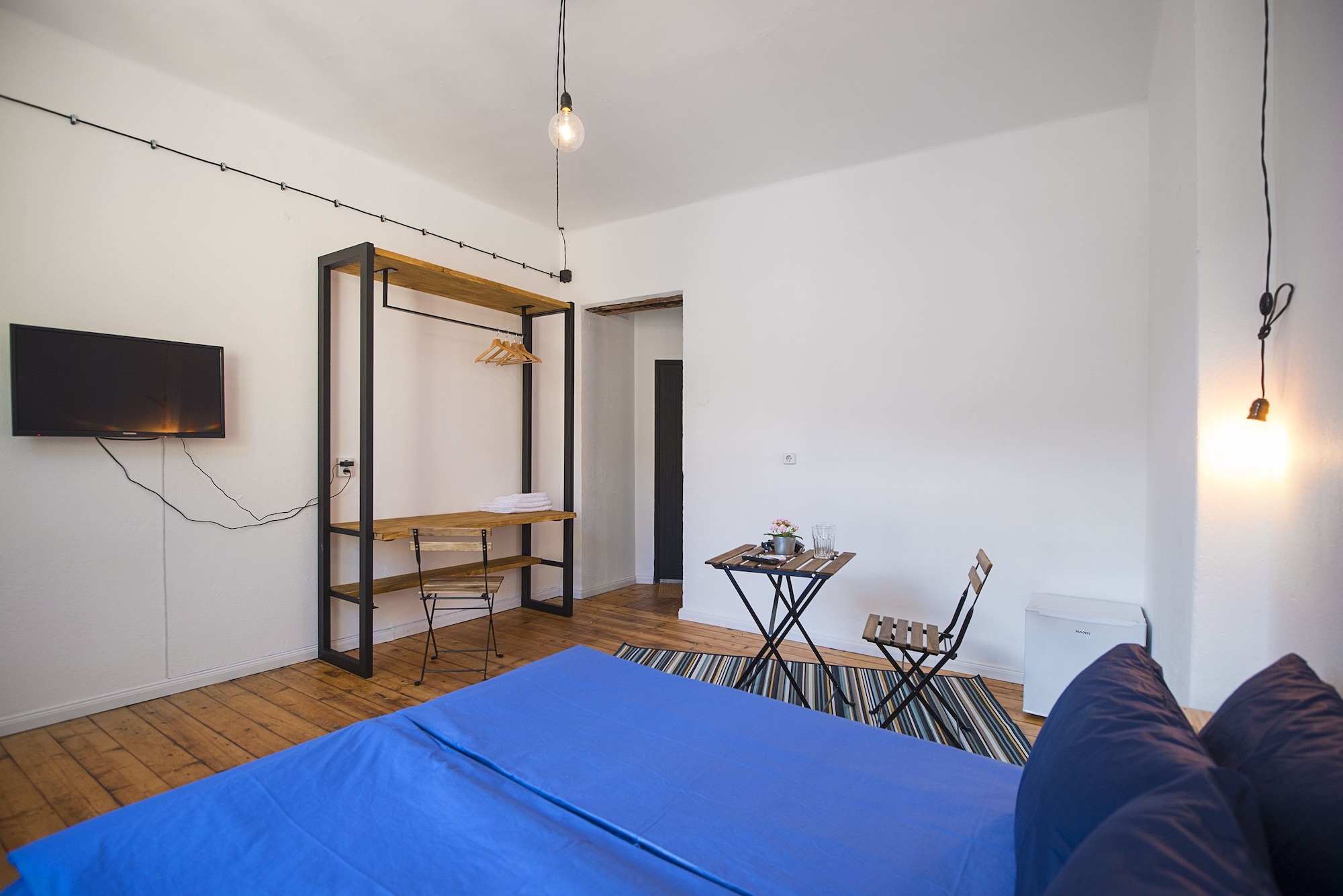 DELUXE, DOUBLE OR TWIN BED