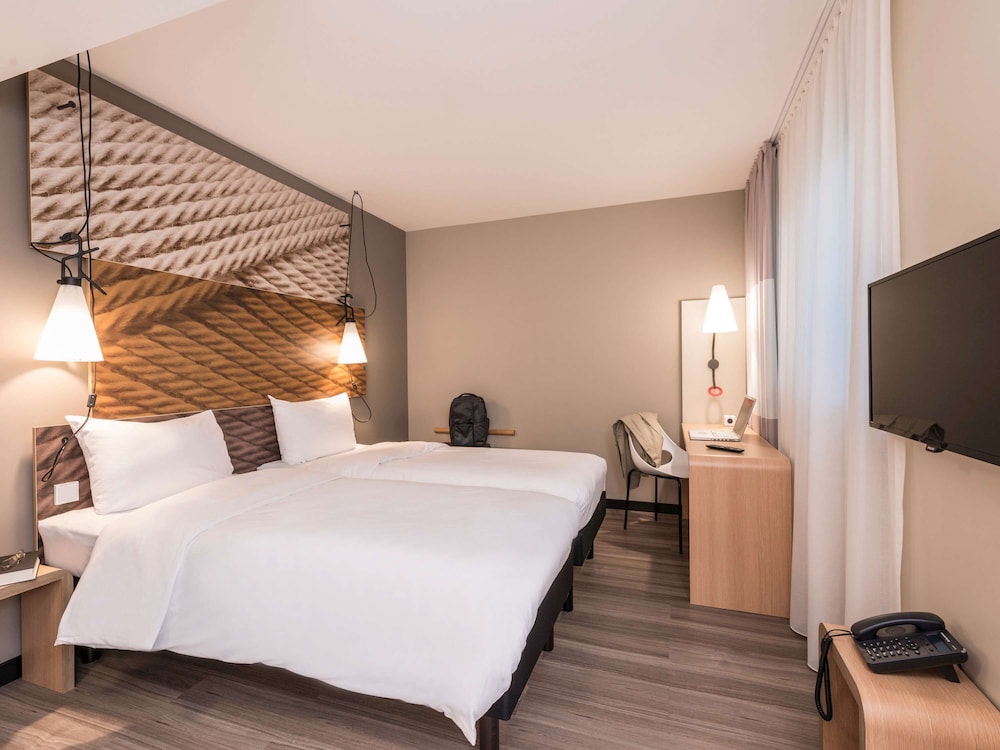 ROOM, TWIN BEDS