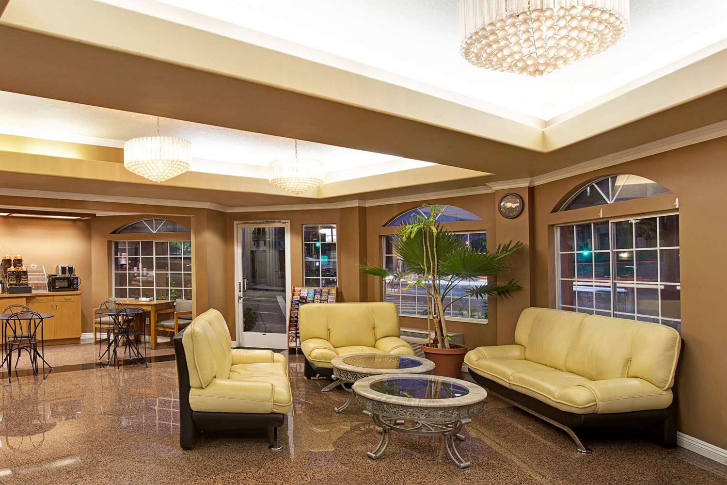 Super 8 by Wyndham Los Angeles Downtown 5/8