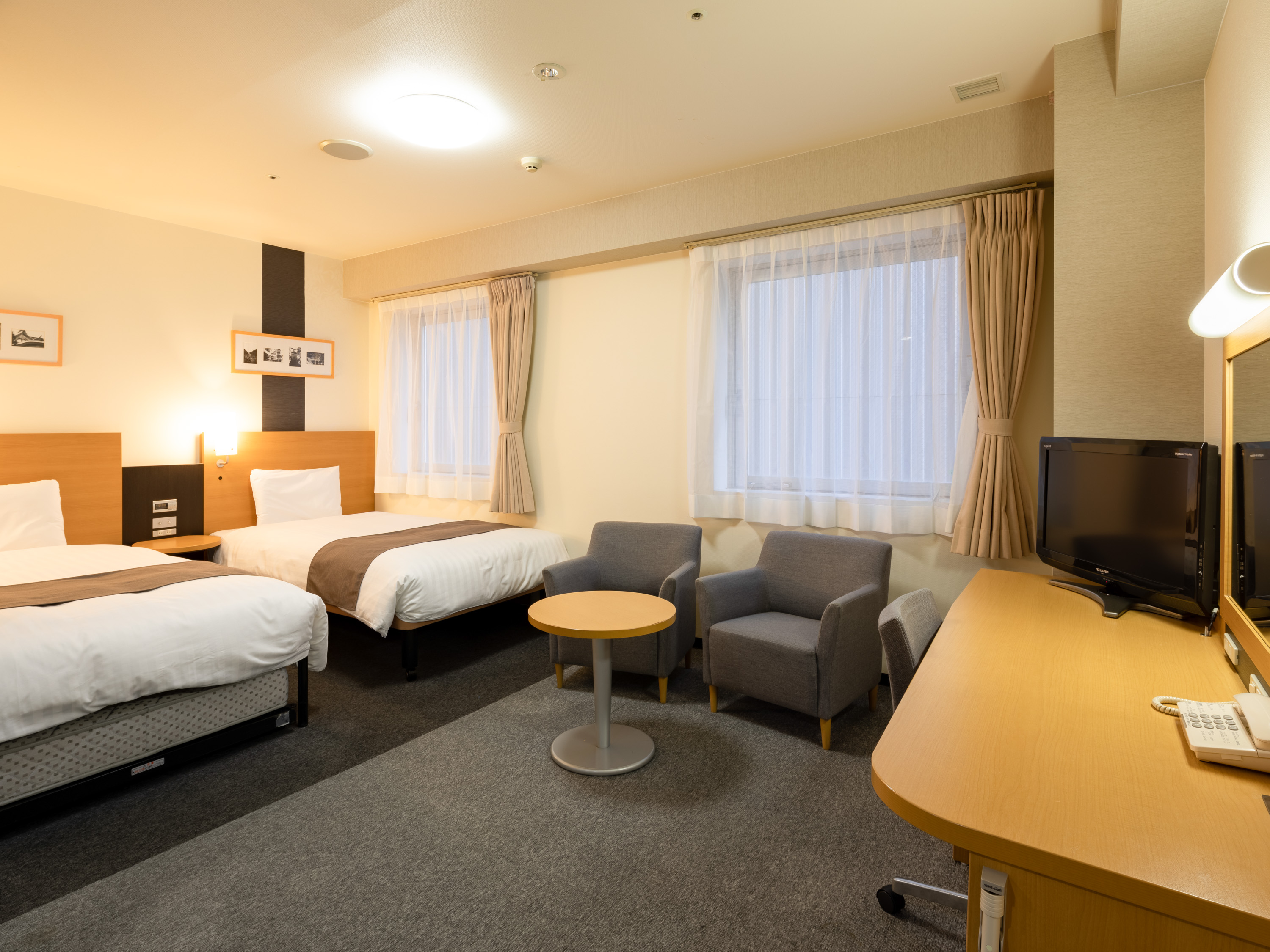 ROOM, TWIN BEDS