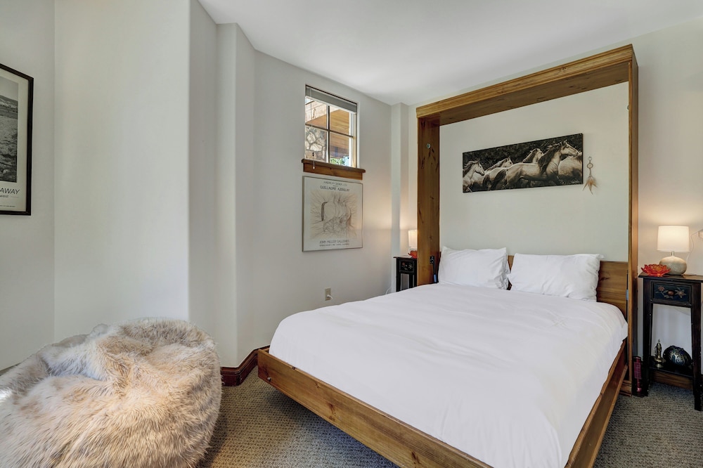 Condo, Studio, Queen Bed, Sofa