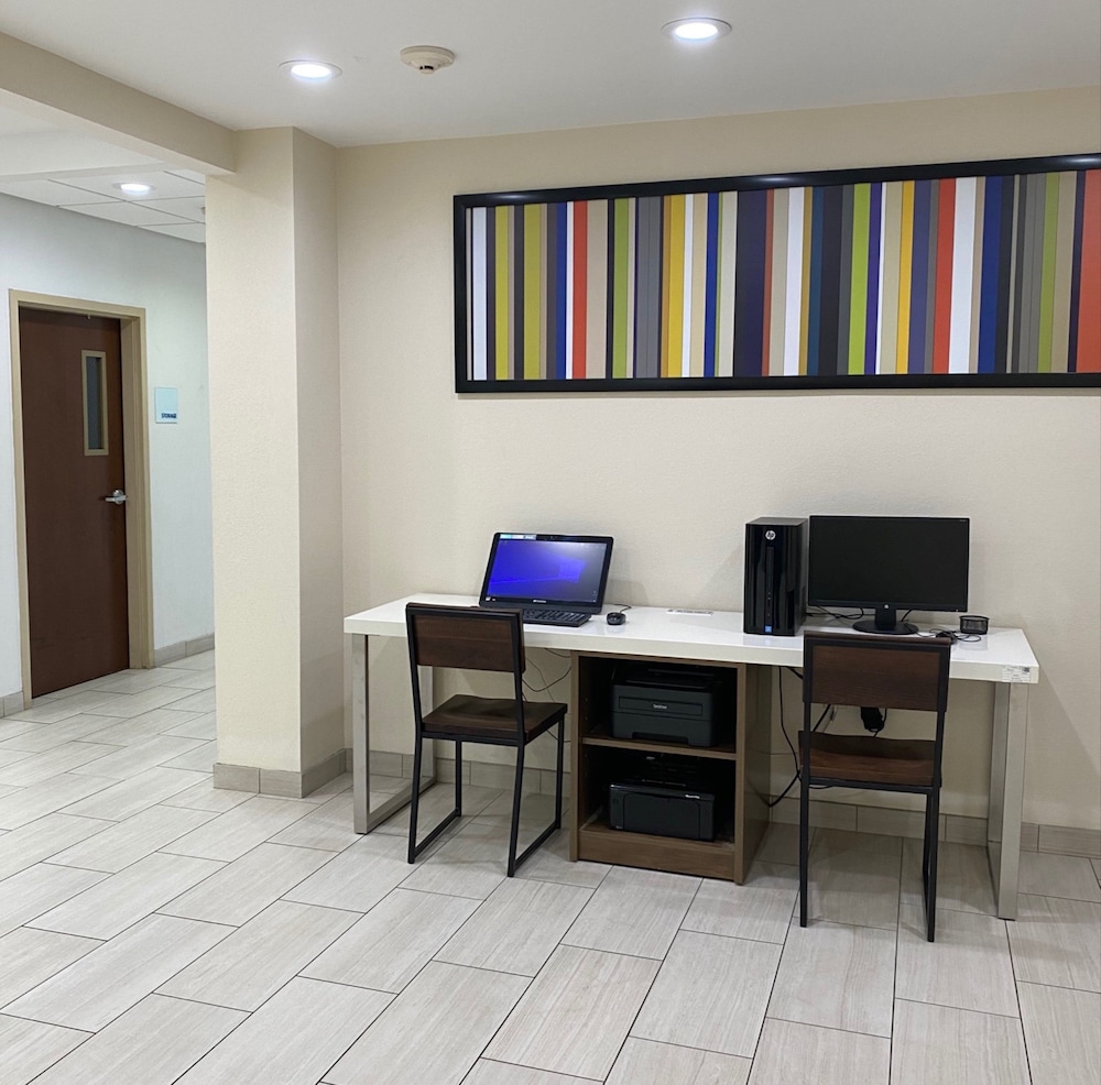 Holiday Inn Express & Suites Hope Mills Fayetteville Airport 33/37