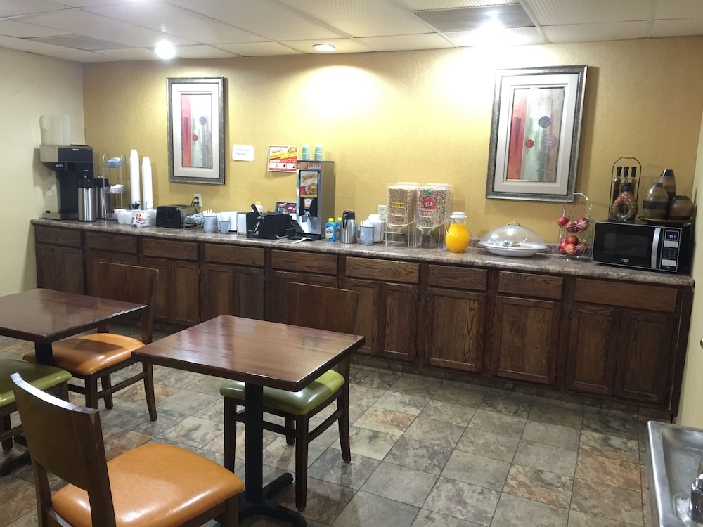 Fairview Inn Suites 28/40