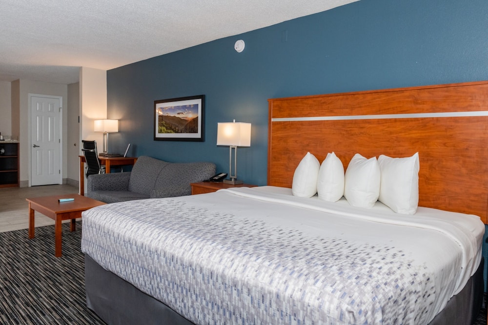 RIVER, KING BED, SOFA, BALCONY, BATHTUB