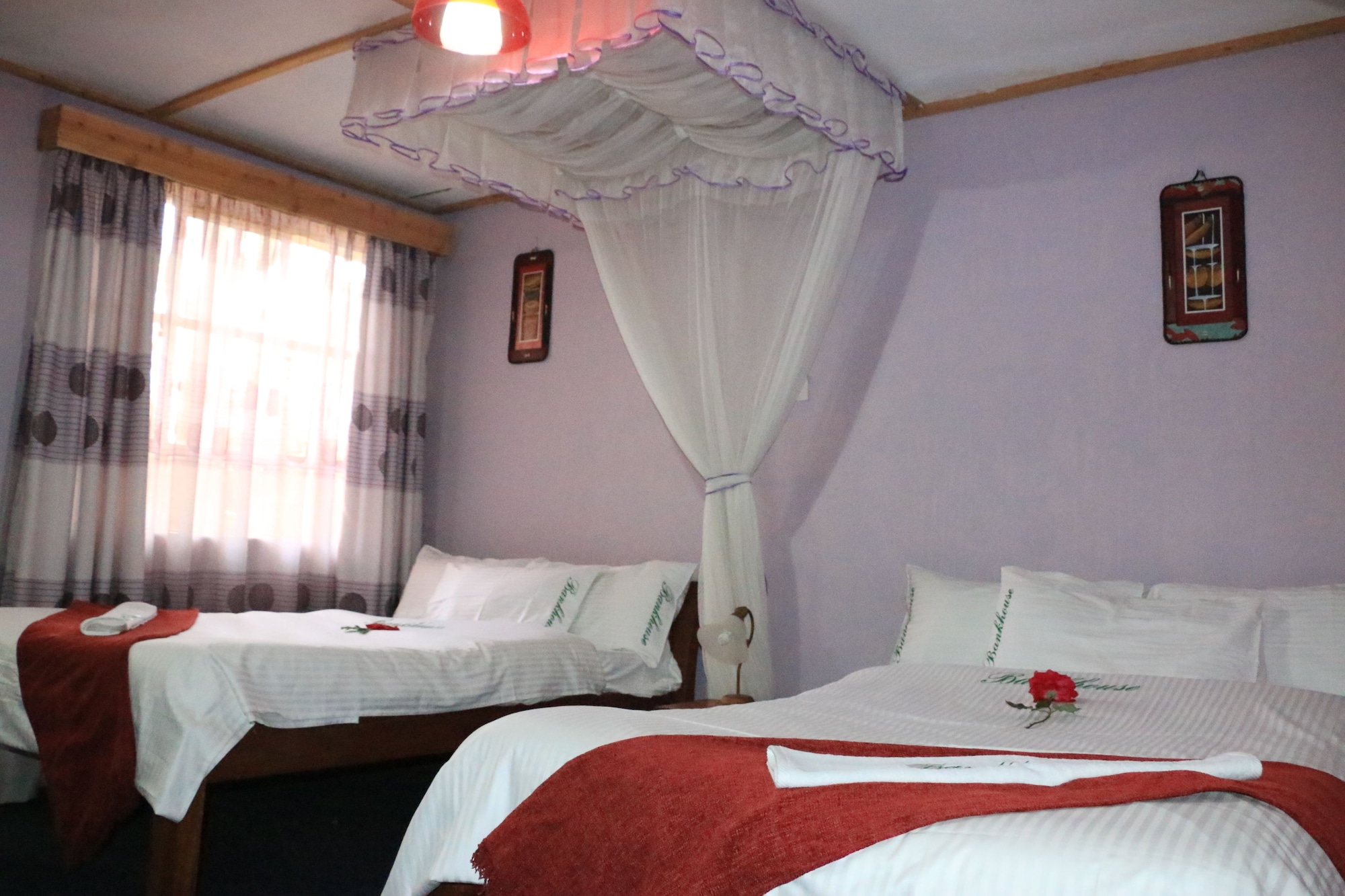 ROOM, TWIN BEDS