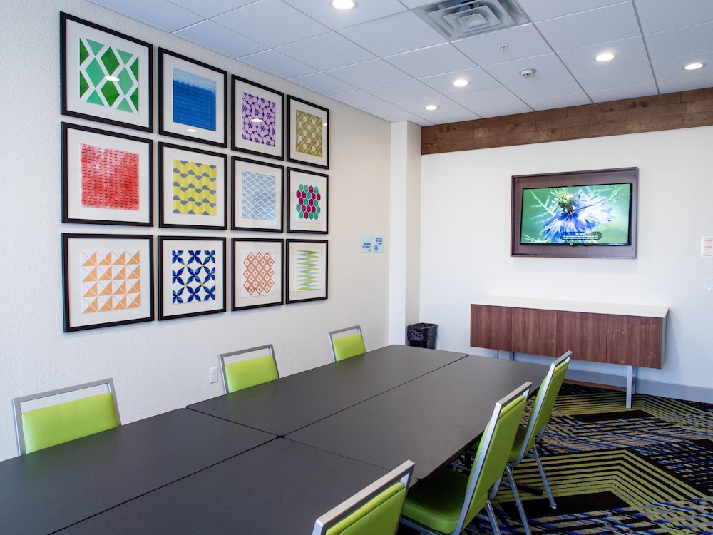 Holiday Inn Express & Suites Oklahoma City Airport 23/36