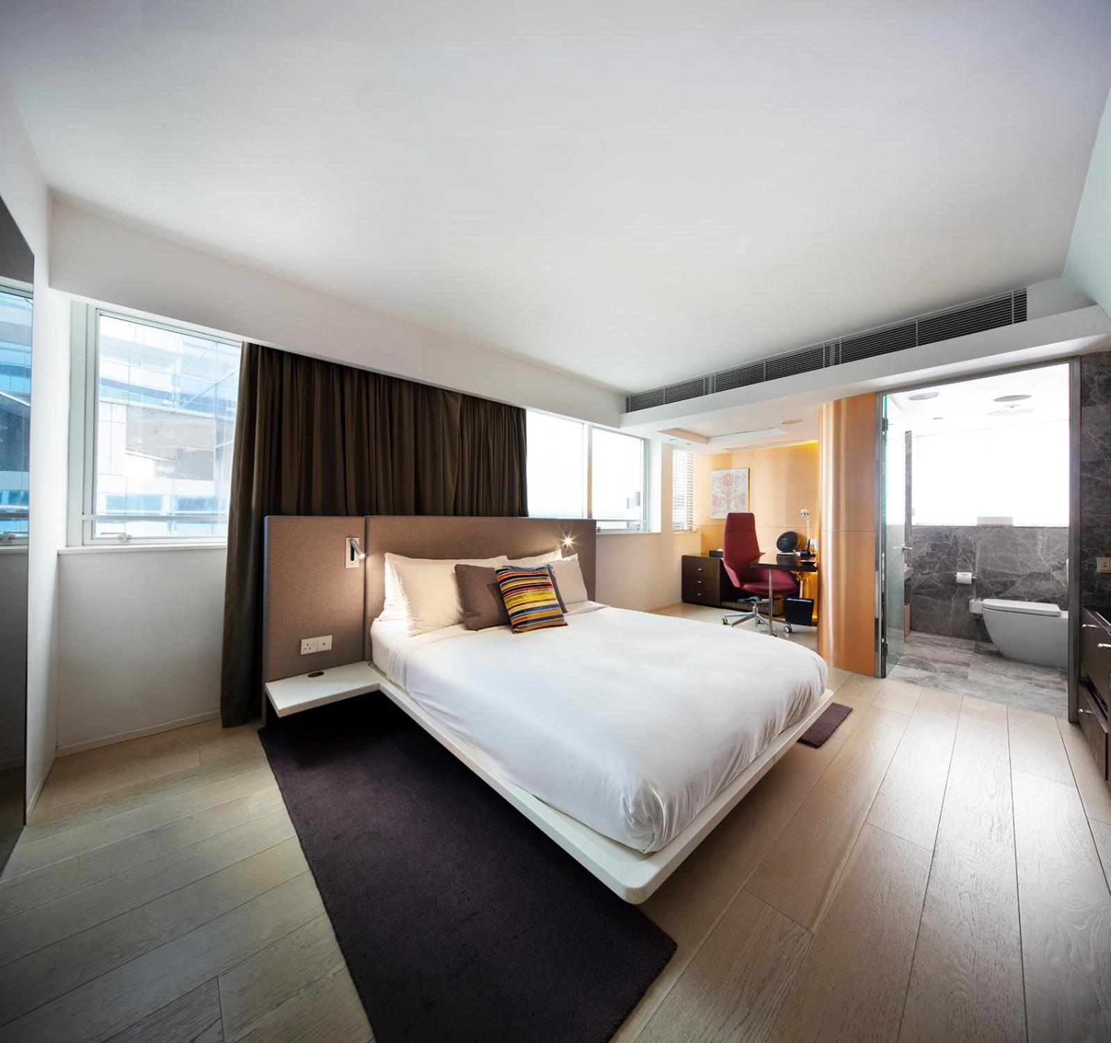 Gold, Queen Bed، Ovolo Central 2/3