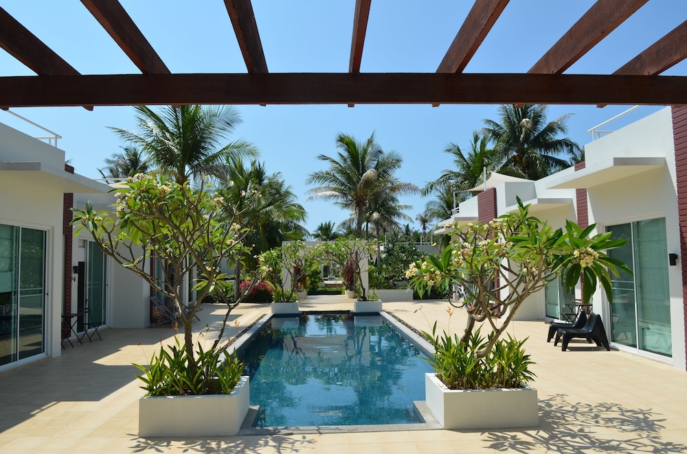 AWAY BEACH VILLAGE 43/50