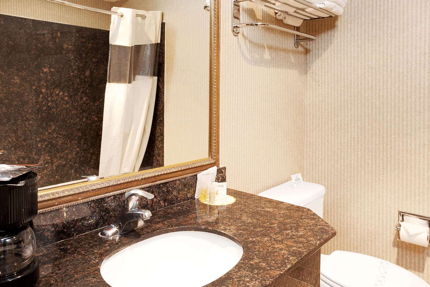Days Inn & Suites By Wyndham Artesia 36/37