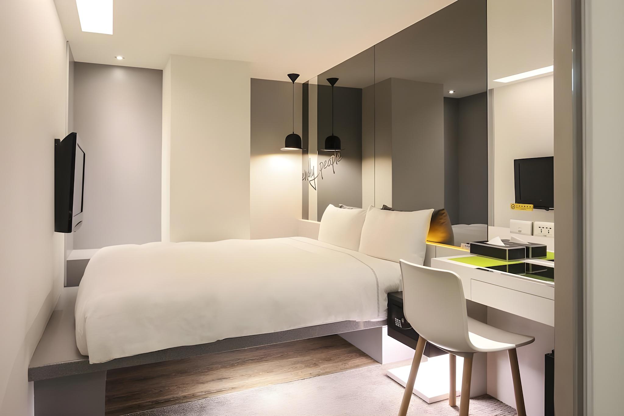 Basic, King Bed, No Window