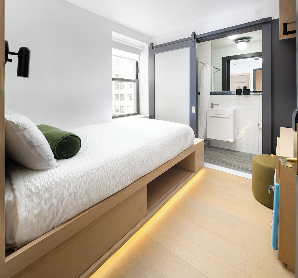Hotel 837 9/50