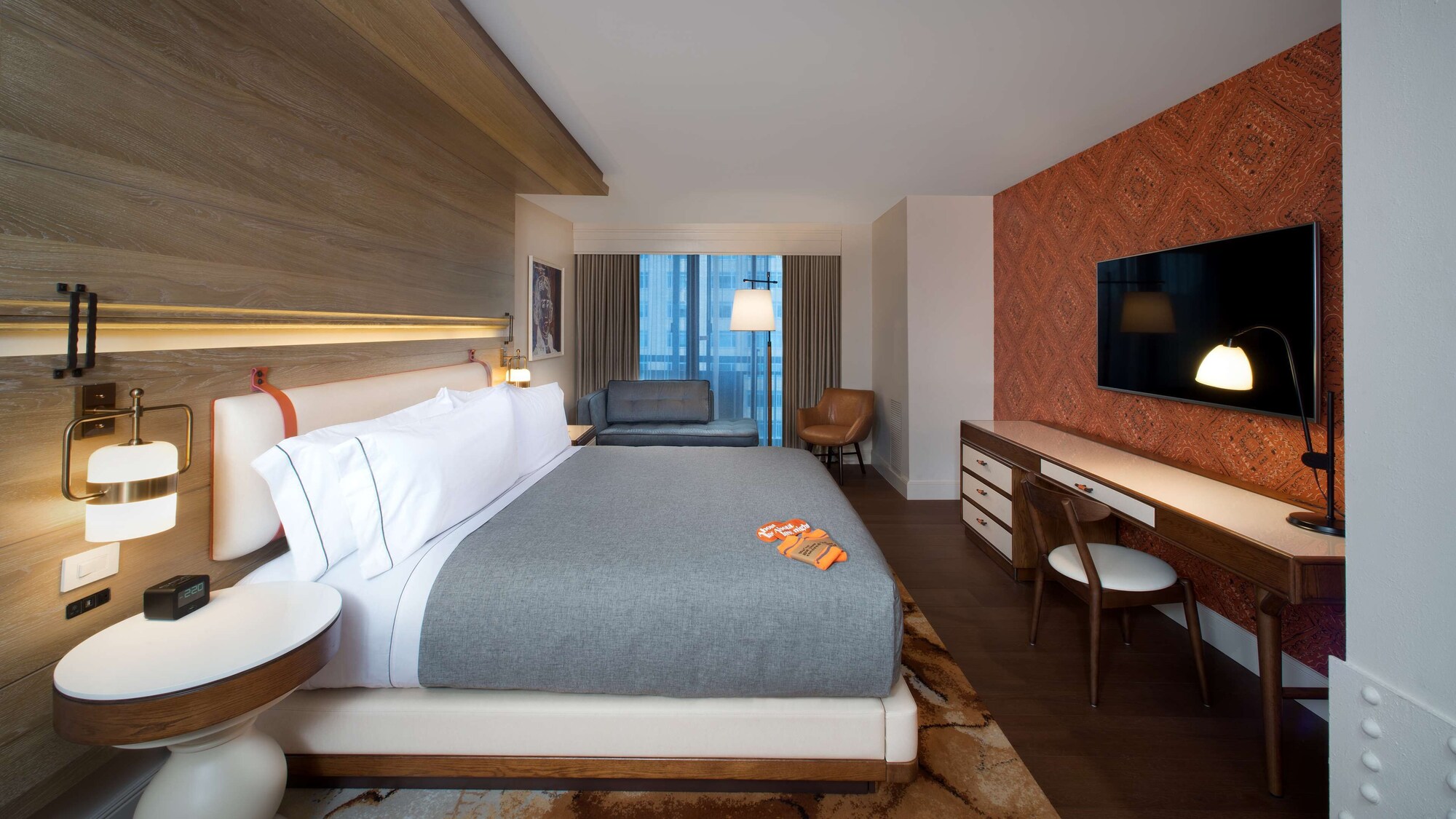 DELUXE, KING BED, ACCESSIBLE