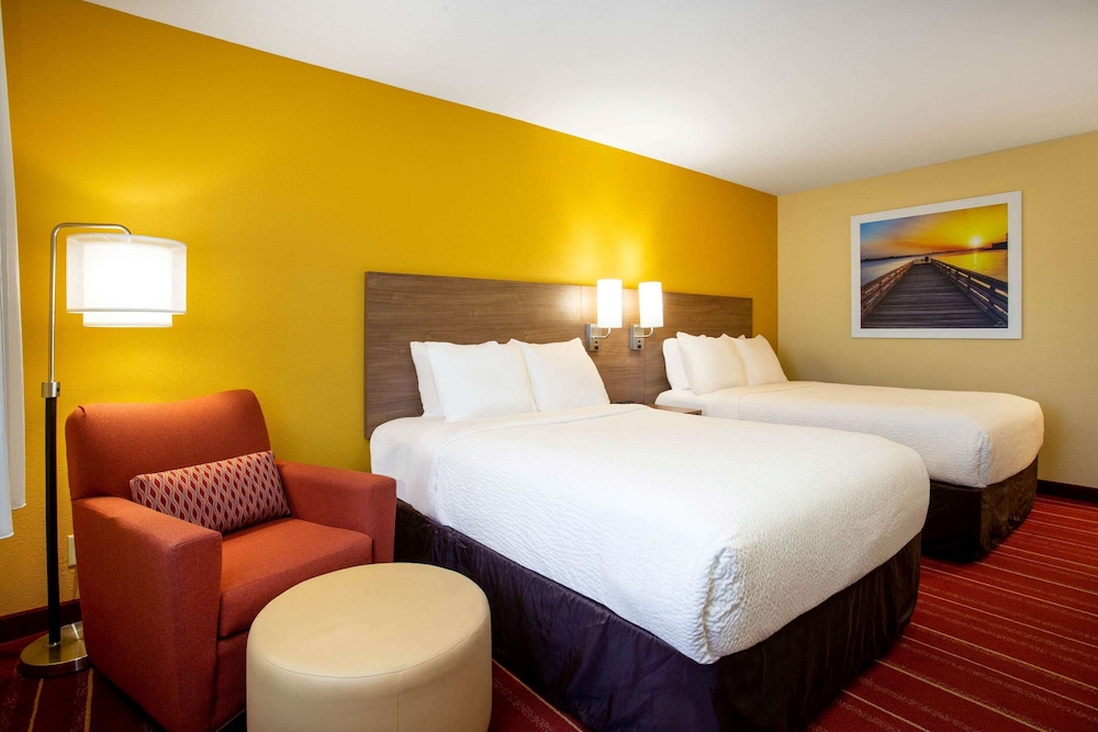 Days Inn by Wyndham Marquette 36/62