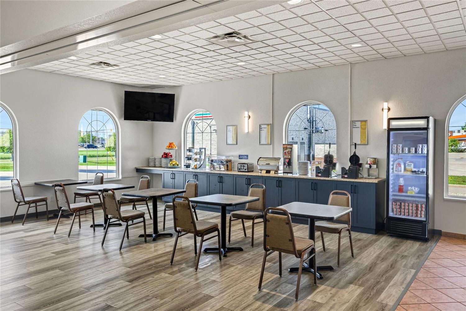 Days Inn & Suites by Wyndham Winkler 30/43