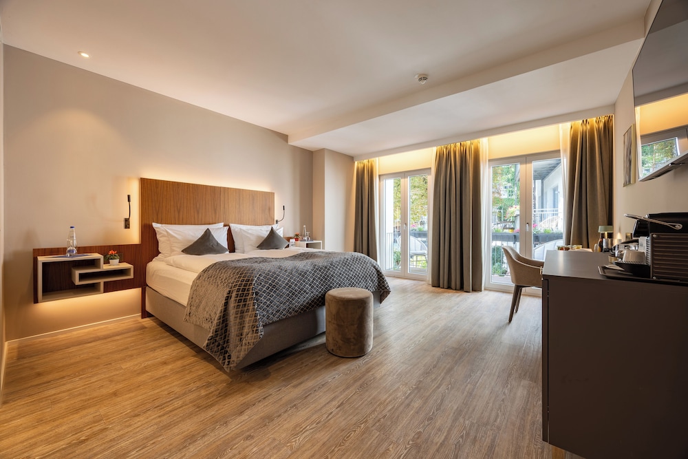 DELUXE, KING BED, BALCONY