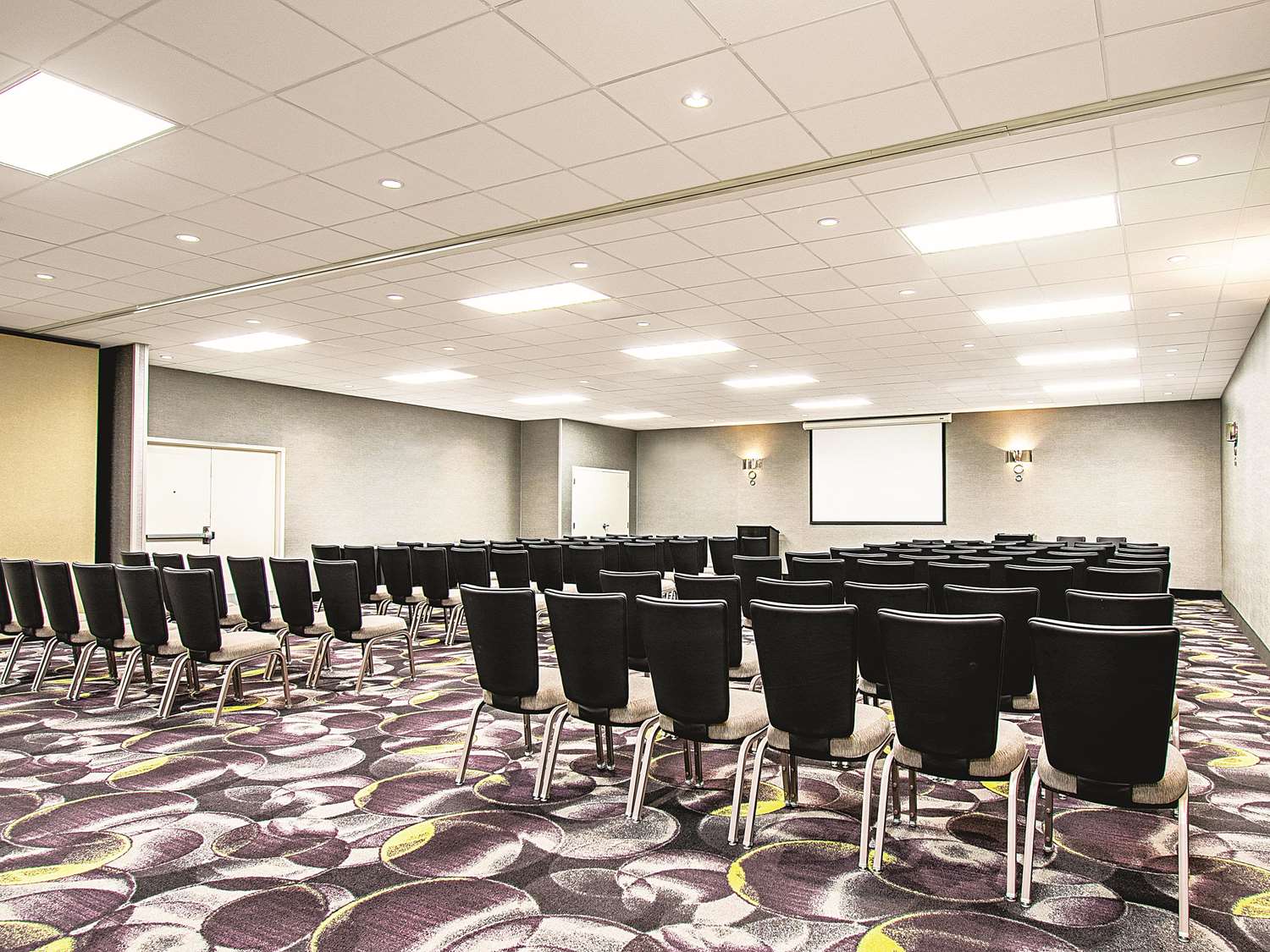 La Quinta Inn & Suites by Wyndham Cincinnati Sharonville 32/45