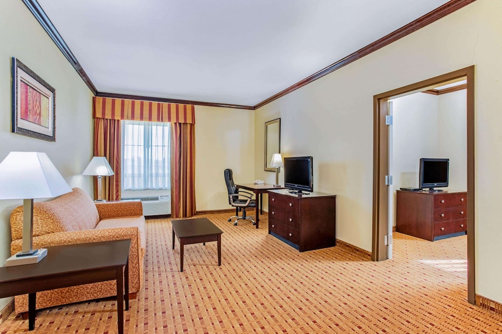 La Quinta Inn & Suites by Wyndham Ennis 32/50