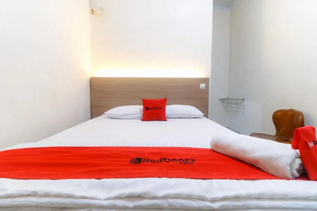 RedDoorz Plus near WTC Batanghari Mall 17/27