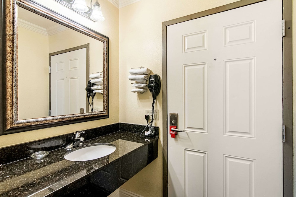 Econo Lodge Long Beach I-405 24/25