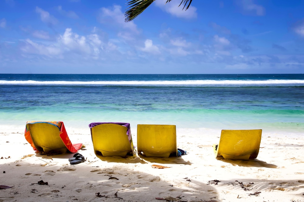 SURFERS SELF CATERING CHALETS 20/31