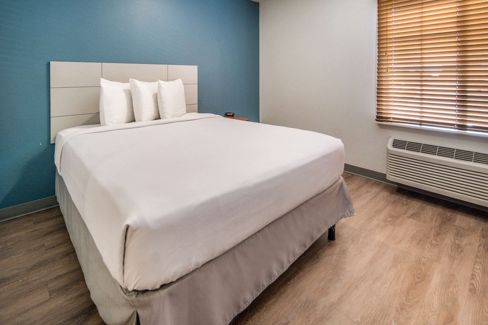 Suite, Queen Bed, WoodSpring Suites Denton 3/4